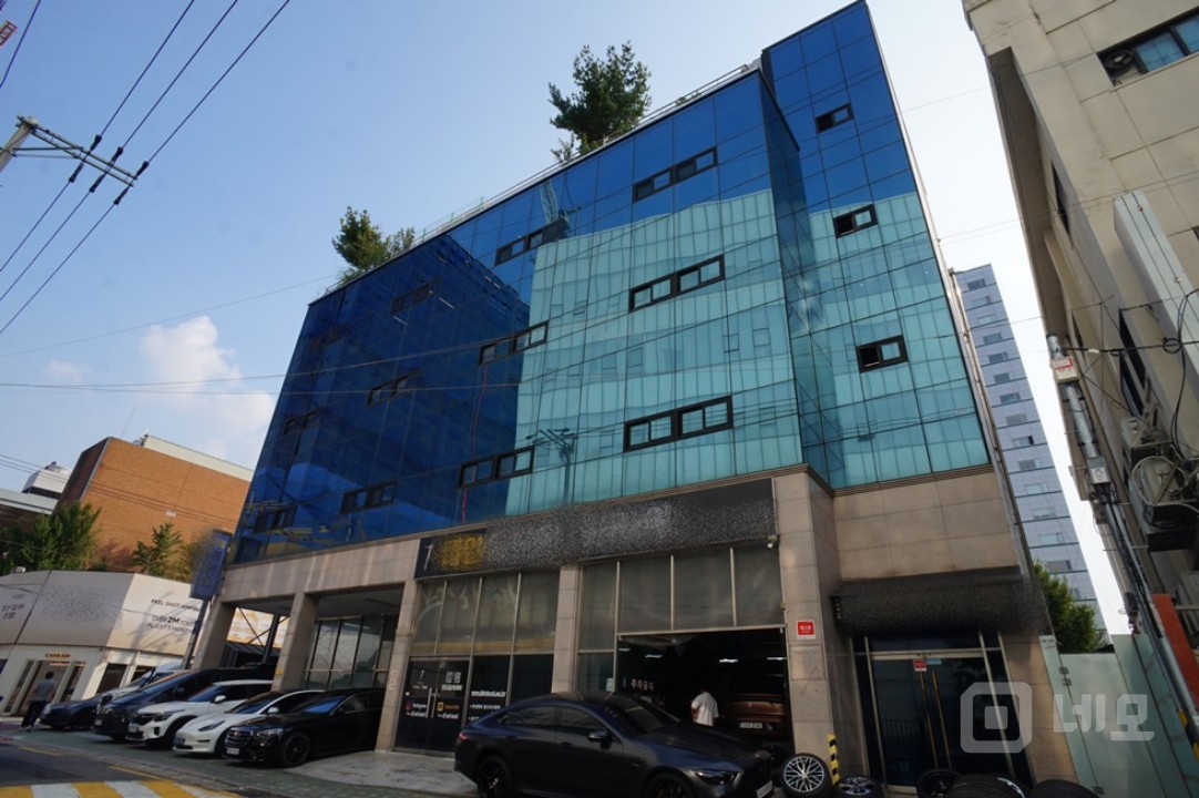 화이트 노출형 인테리어 면적대비 저렴한 사무실 매물의 9번째 사진