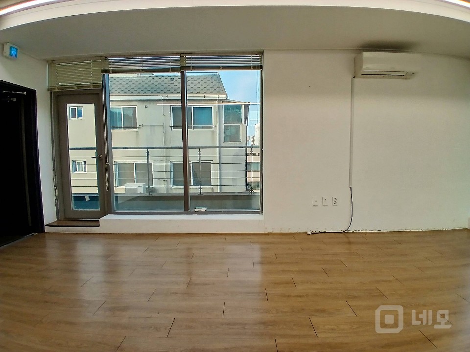 홍대입구역 15분 거리 신축급 조용한 주변의 고급 사무실 매물의 3번째 사진