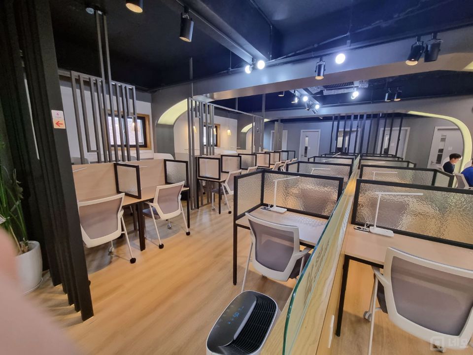 봉천동 유동인구 많은 대로변 상가 내 스터디카페 매물의 1번째 사진
