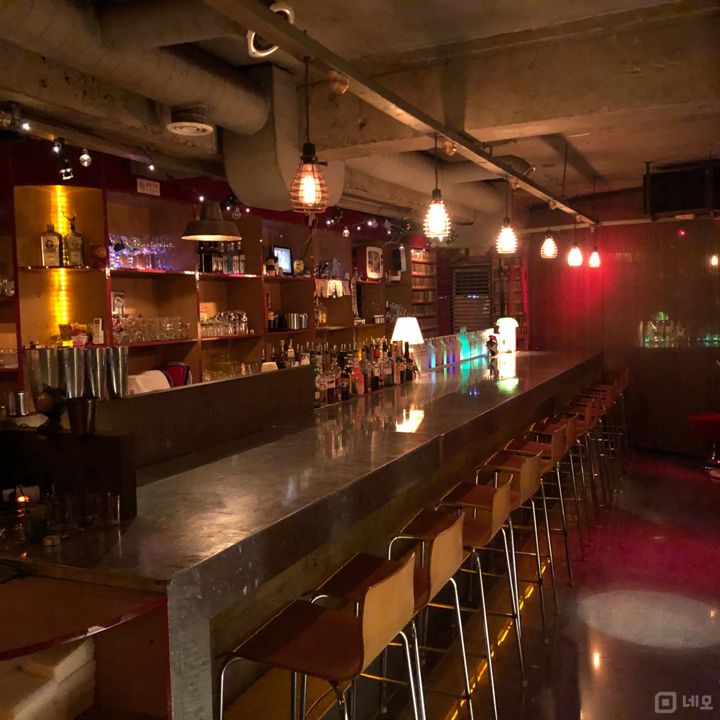 창천동 신촌역 역세권, 고급스러운 인테리어, 단골고객 많은 바 매물의 1번째 사진