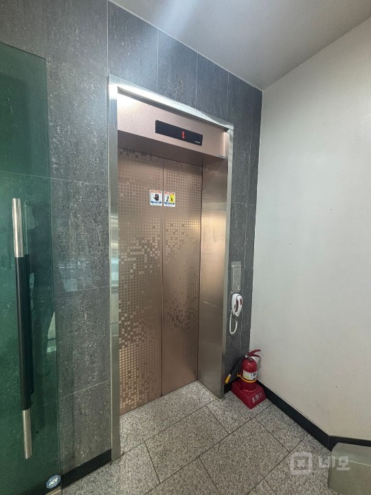 상수역 도보5분 주차1대 E/V있음 강변북로앞 사무실 기본 인테리어 완비 매물의 12번째 사진