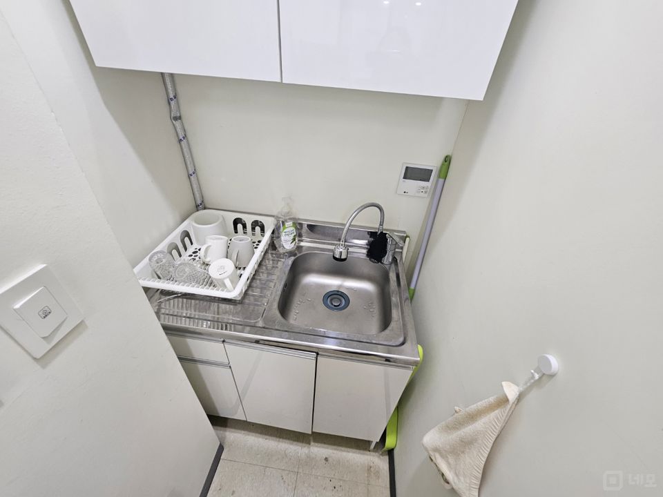 가산역 사무실 실13.5평 소형룸2개 싱크대 입주협의  매물의 8번째 사진