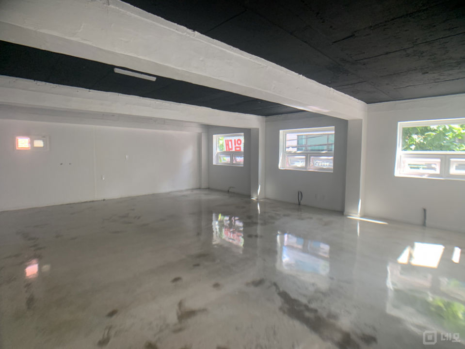 홍대입구역 도보 8분 무권리 전용 26평 상가 매물의 1번째 사진