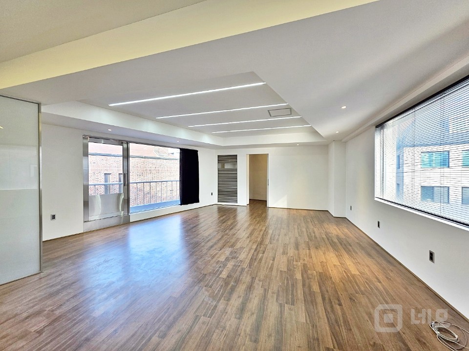 ✅ 장난 아닌 채광 ✅ 장난 아닌 가성비 ✅ 신사동에 이런 곳이? 매물의 1번째 사진