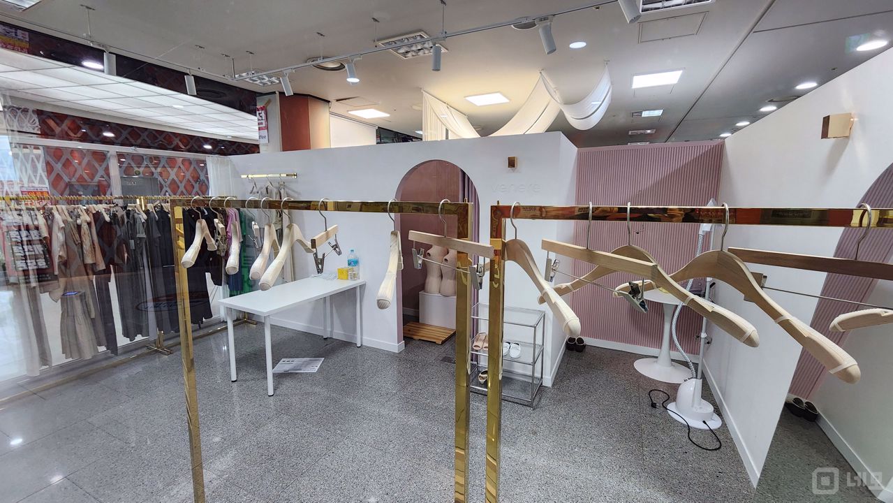 장지역 초역세권, 대형 상업단지 내부 위치해 상권 좋은 여성의류 전문점 매물의 3번째 사진