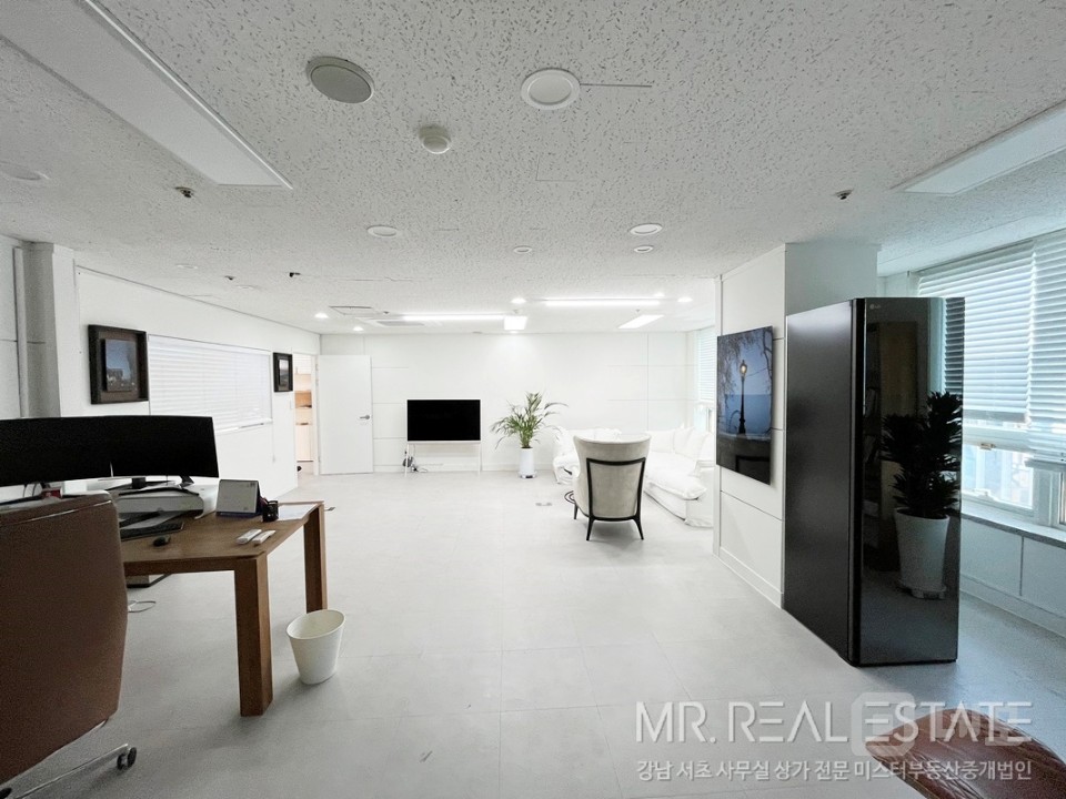 선정릉대로변초역세권 단독층 자주식주차 무권리화이트톤 홀+룸3+탕비 매물의 3번째 사진