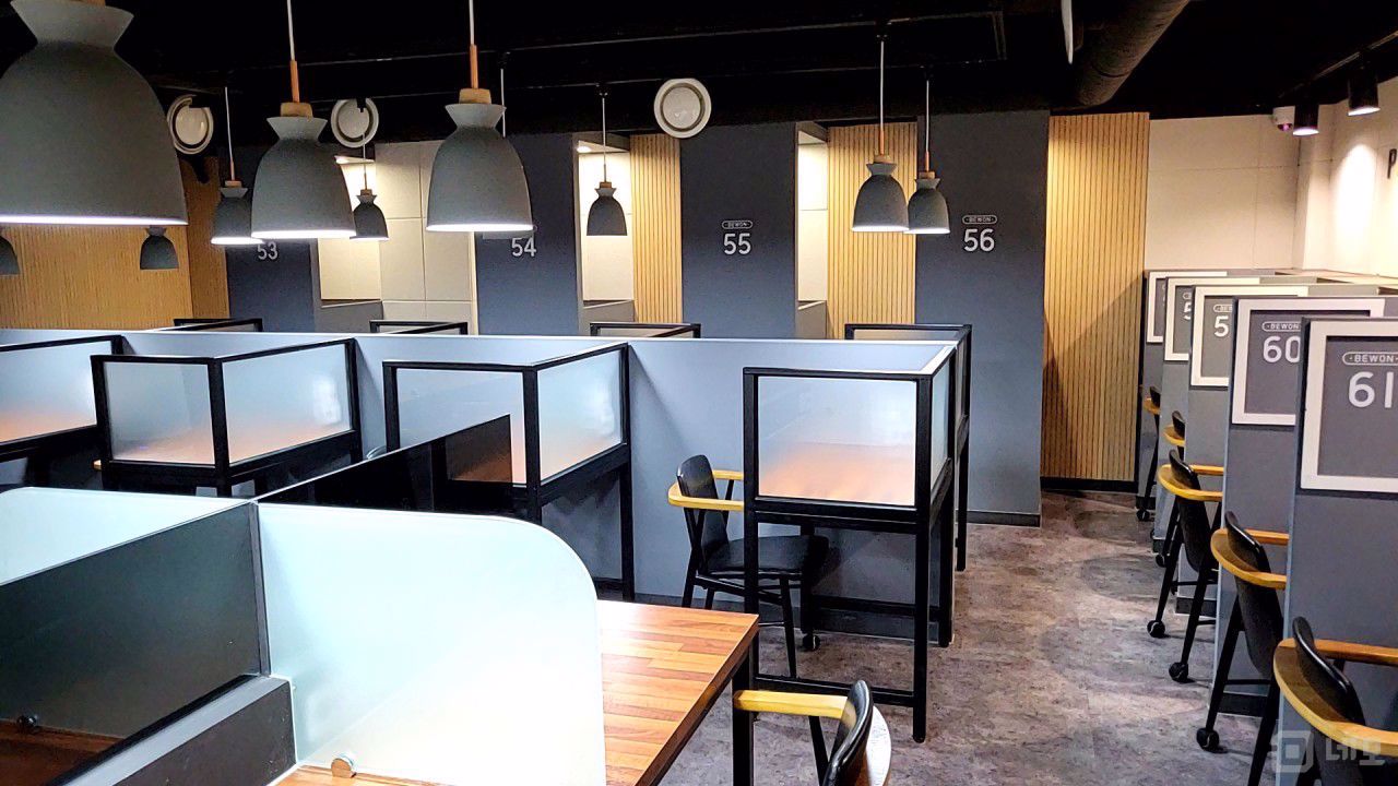 4.19민주묘지역 초역세권, 대로변 위치, 깔끔한 인테리어의 독서실 매물의 2번째 사진