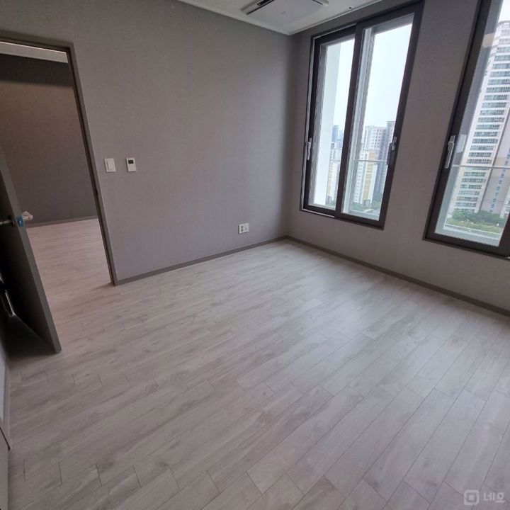 개방감 있고 가시성이 좋은 숭인동 신축공실 매물의 3번째 사진