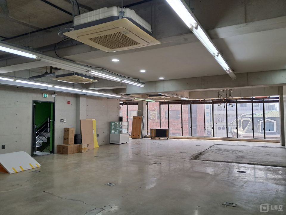 유동인구 많은 합정벚꽃길  홍대 레드로드 인근 무권리 상가 매물의 9번째 사진