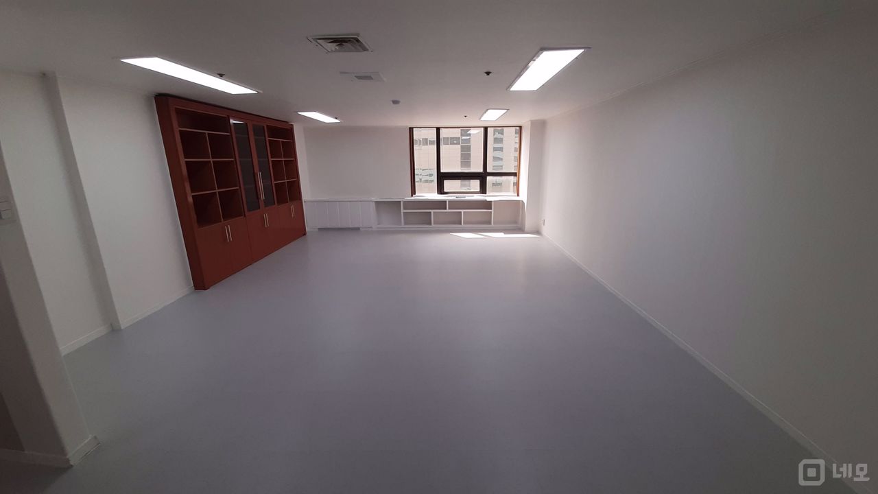 화이트톤의 깔끔하고 깨끗한, 수납공간이 많은 사무실입니다. 매물의 13번째 사진