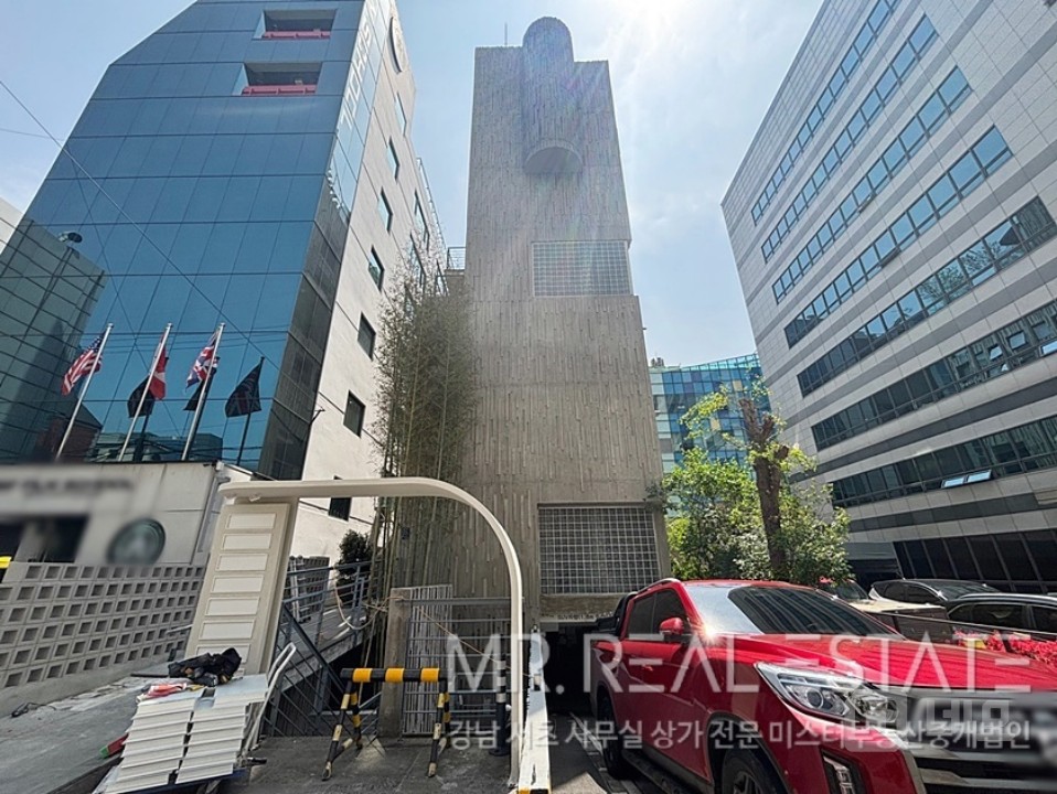 실사진.강남역.역세권.통창.홀딩도어.디자인건물 매물의 9번째 사진