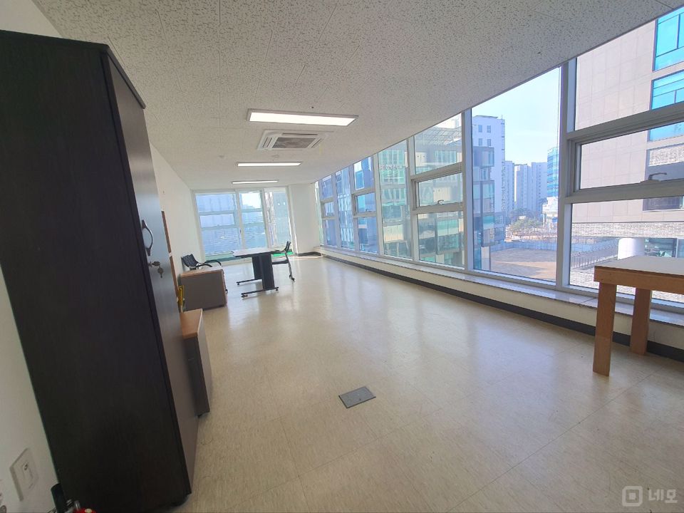 마곡발산역세권 확트인 양창코너 밝은 전용11평  사무실 매물의 2번째 사진