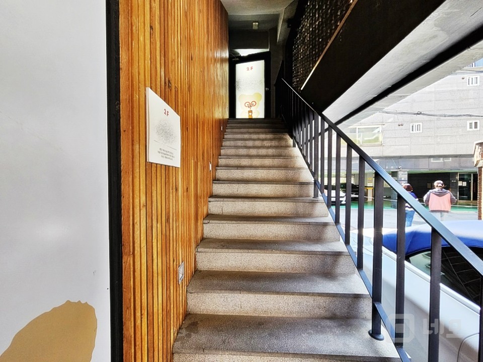 JS 연남동 핫플 미로길 1,2층 가시성 좋은 신축급 상가 매물의 12번째 사진