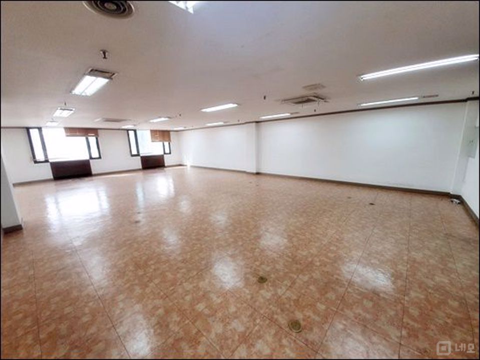 ▣신분당선 양재역 도보 8분 이내 위치! 대로변 채광 매우 좋은 사무실▣ 매물의 4번째 사진