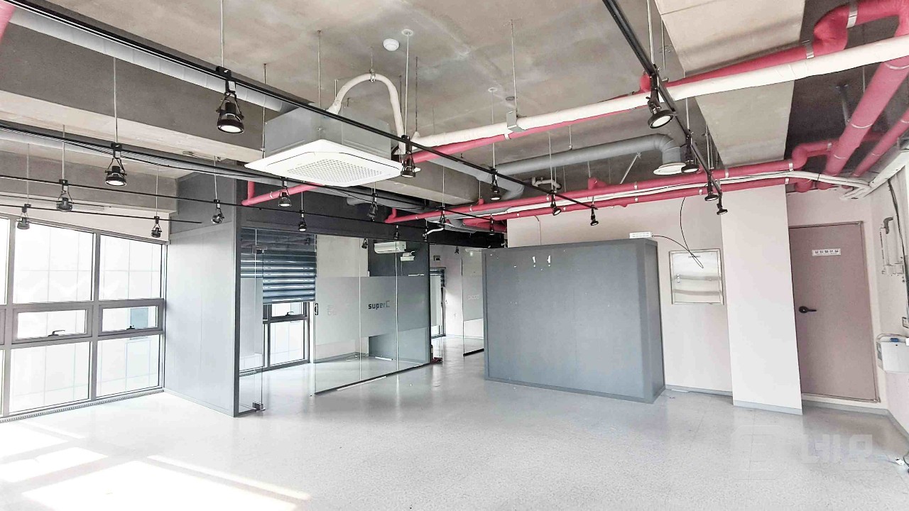 🏙️ [홍대·합정 신축건물] — 세련된 인테리어 & 즉시 입주 가능! 매물의 3번째 사진