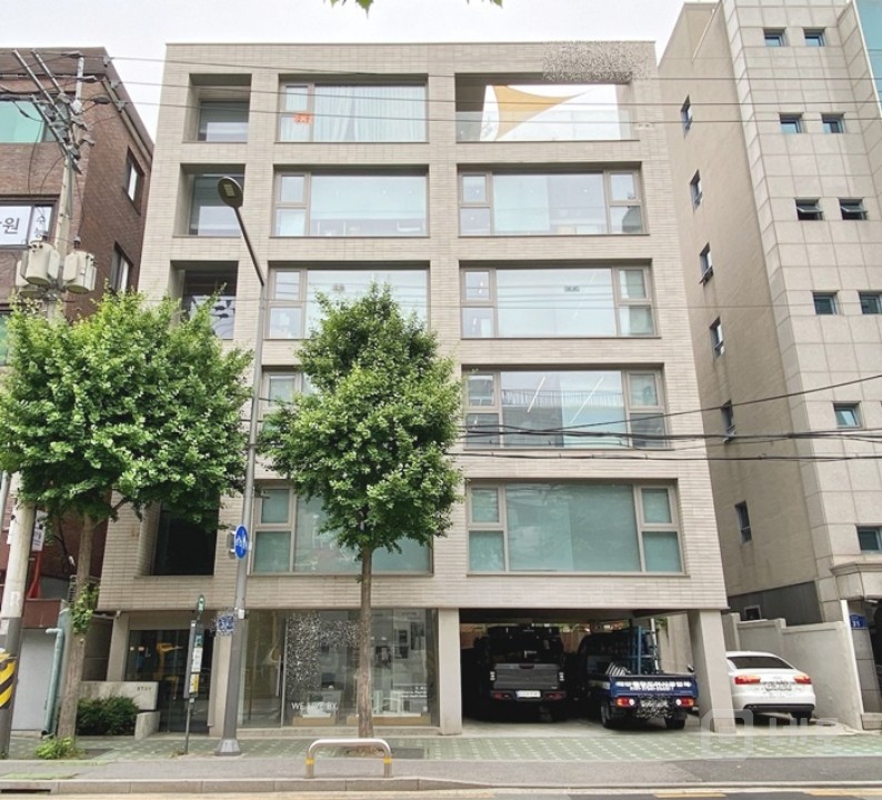 SY 망원역 인근 가성비 좋은 대로변 신축급 컨디션 사무실 매물의 1번째 사진