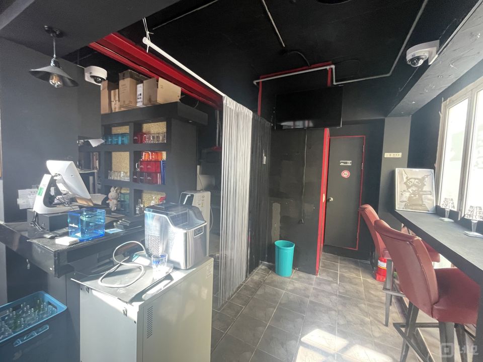 이태원 메인거리 인근 골목에 위치한 2층 바 매장 매물의 2번째 사진