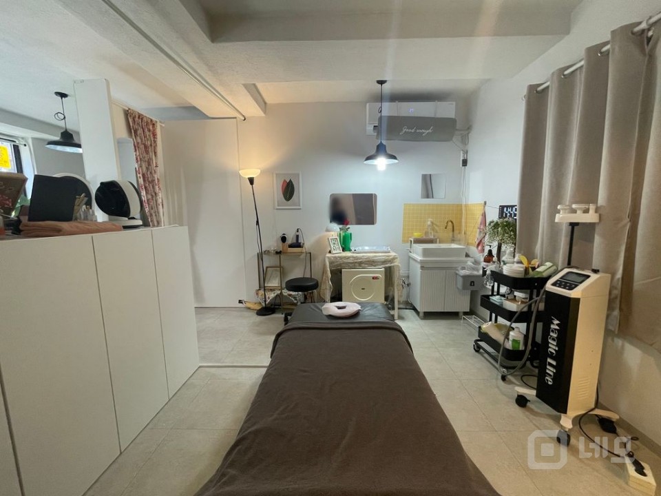 10.5평 채광좋은 통창 주차무 매물의 7번째 사진