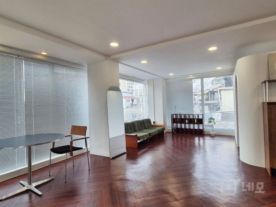 리모델링 럭셔리 건물 외관 통창 세련된 공간 임대 매물의 3번째 사진