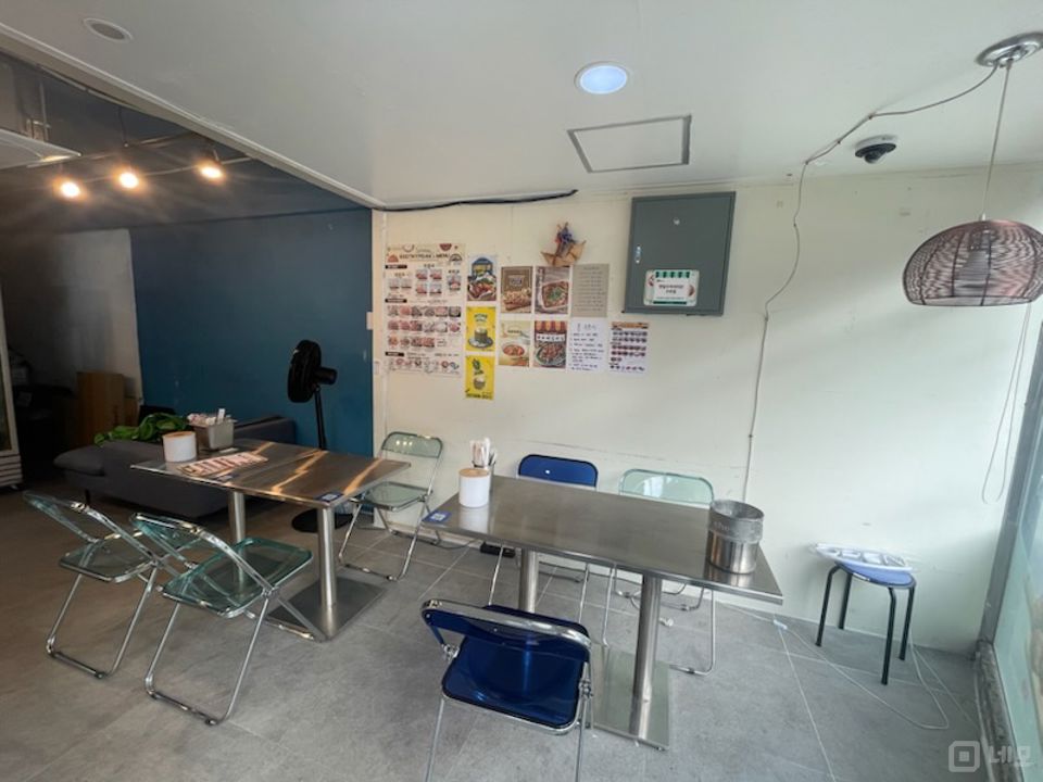 교통이 편리한 곳에 위치한 구포동 치킨집 매물의 2번째 사진