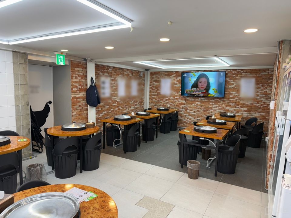 동교동 깔끔한 인테리어 및 시설 닭갈비집 매물의 1번째 사진