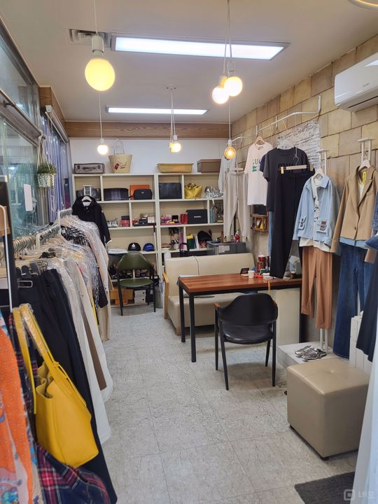 잘 발달된 골목 상권에 위치한 고척동 의류매장 매물의 2번째 사진