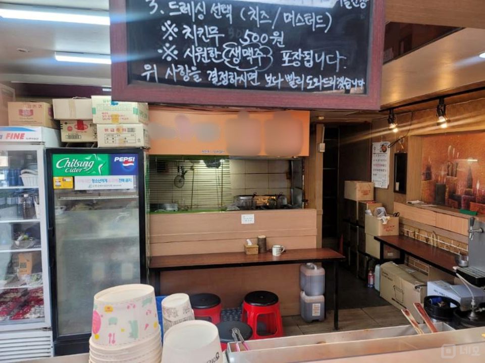 대학동 고시촌 대로변 코너에 위치한 단골손님 많은 업력 12년 차 치킨집 매물의 4번째 사진