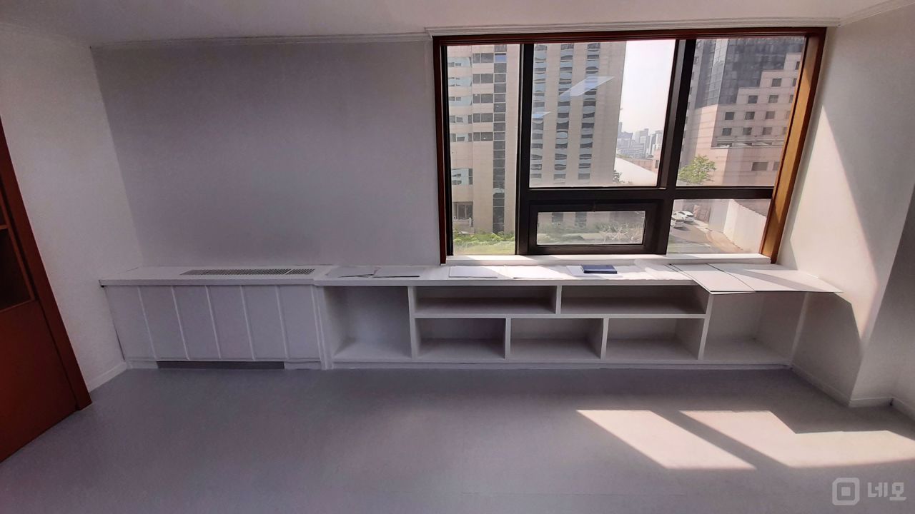 화이트톤의 깔끔하고 깨끗한, 수납공간이 많은 사무실입니다. 매물의 14번째 사진