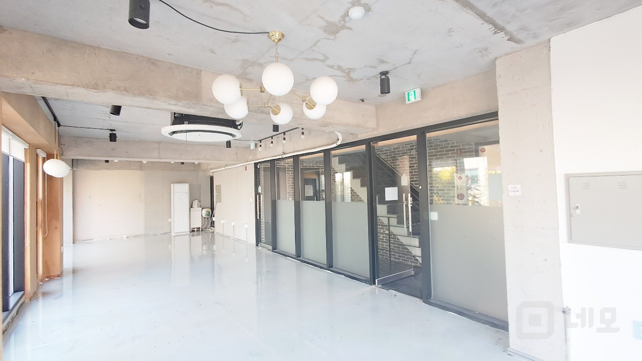 🏢 [서교동 신식 오피스] 깔끔한 3층 사무실 임대✨ 매물의 2번째 사진