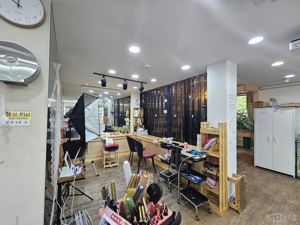 접근성 좋은 대로변, 신림동 2층 미용실 매물의 3번째 사진