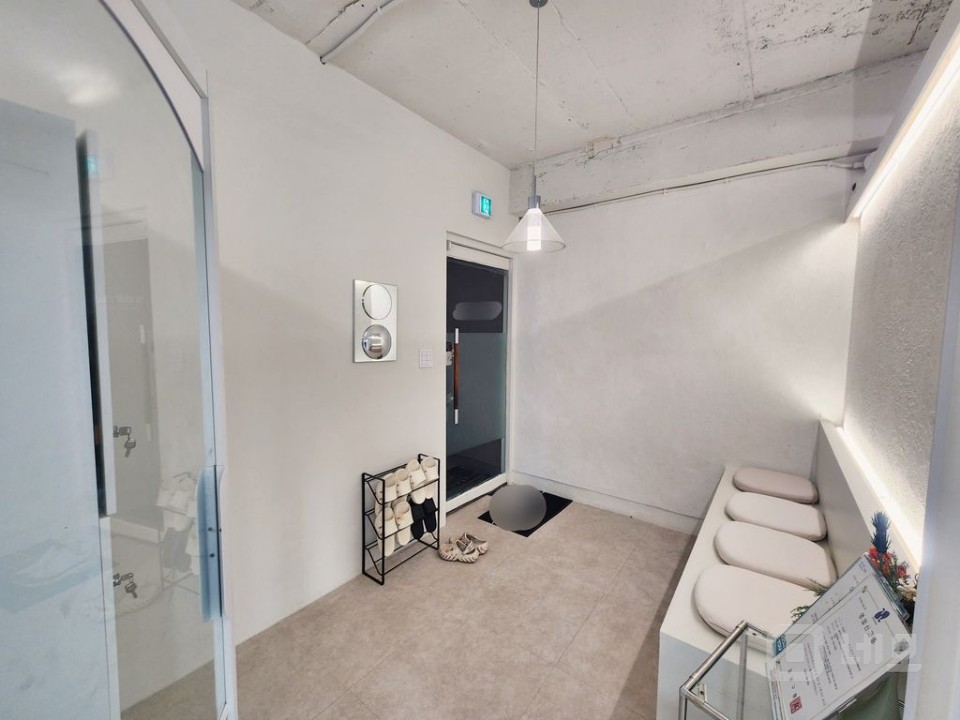 💄신사 세로수길 채광 좋은 뷰티샵💄 매물의 8번째 사진