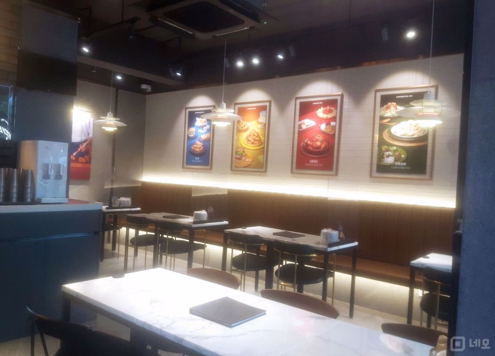 아파트대단지 부근 전농동사거리 대로변에 위치한 1층 치킨집 매물의 1번째 사진