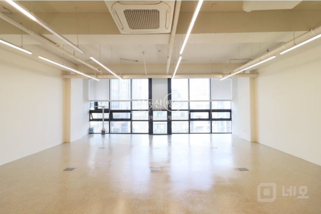확장 후 약 23평 노출천정 깔끔한 내부 중소형평수 사무실 매물의 5번째 사진