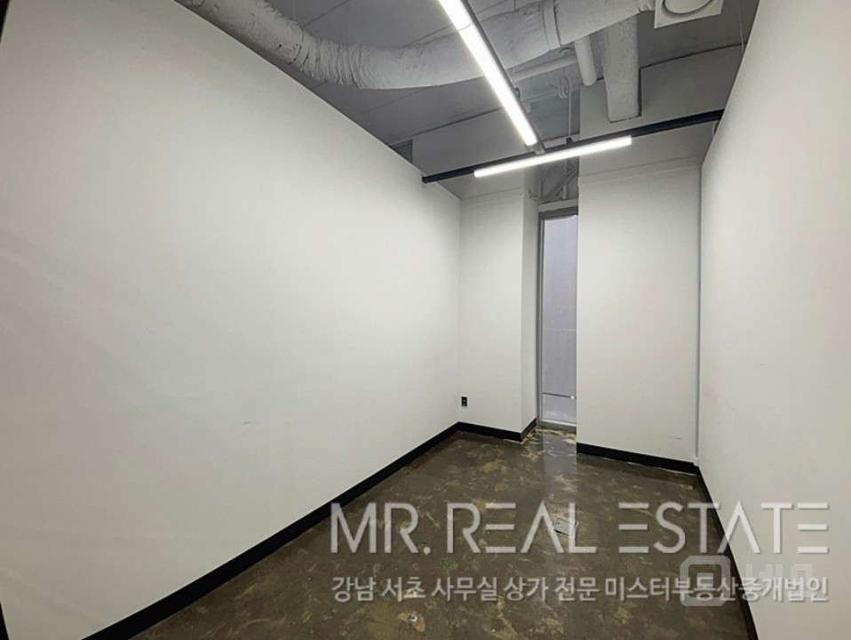 실사진 학동역1분 주차4대 룸9개 S급인테리어 대로변 무권리 매물의 11번째 사진