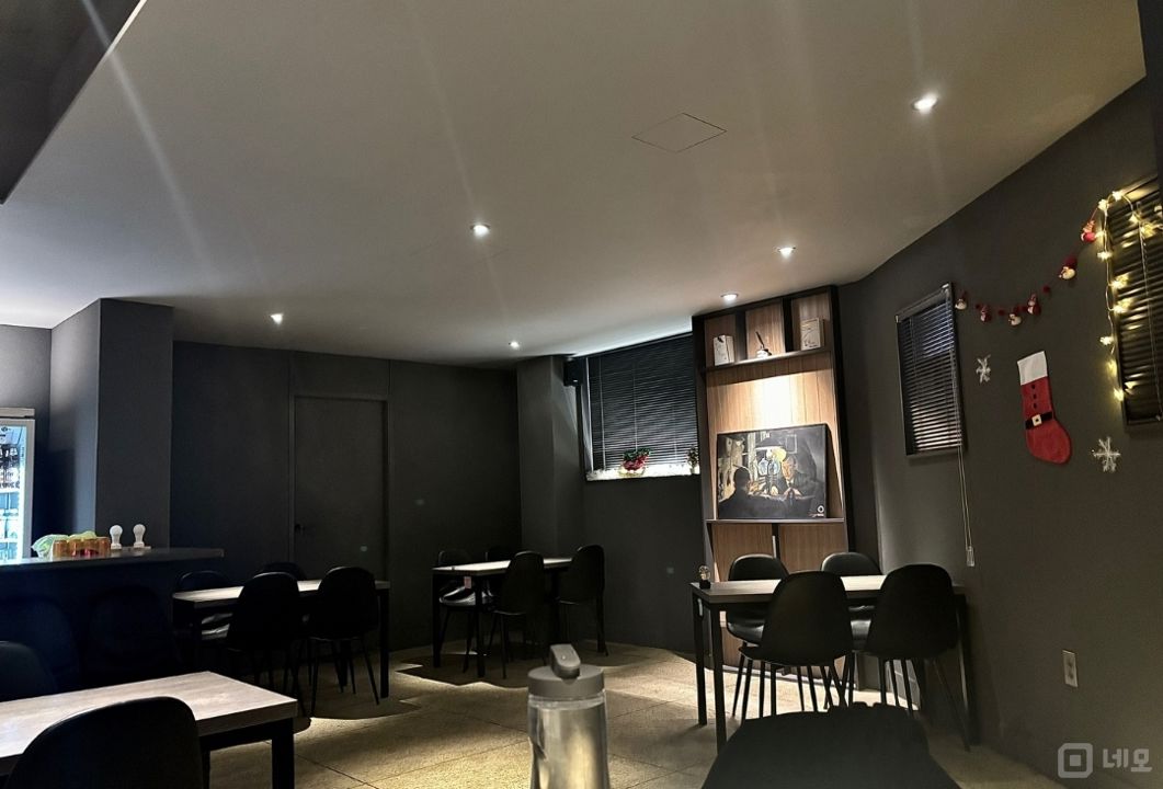 유동인구 많은 방이동 먹자골목 상권에 위치한 2층 술집 매물의 1번째 사진