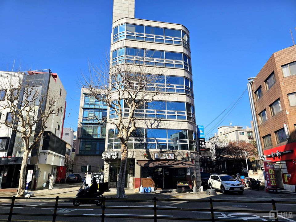 I세븐I 홍대합정망원 코너건물 채광좋은 무권리 2층 상가 사무실 매물의 15번째 사진