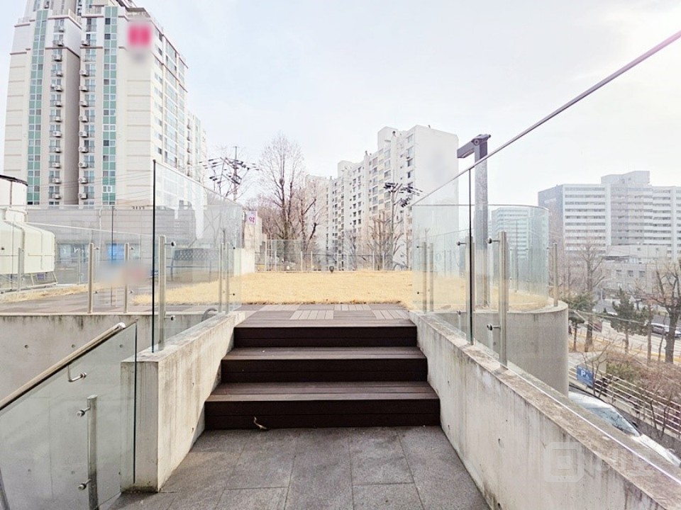 실사진 S급인테리어 주차2대 대로변 테라스 도곡주민센터사거리 매물의 9번째 사진