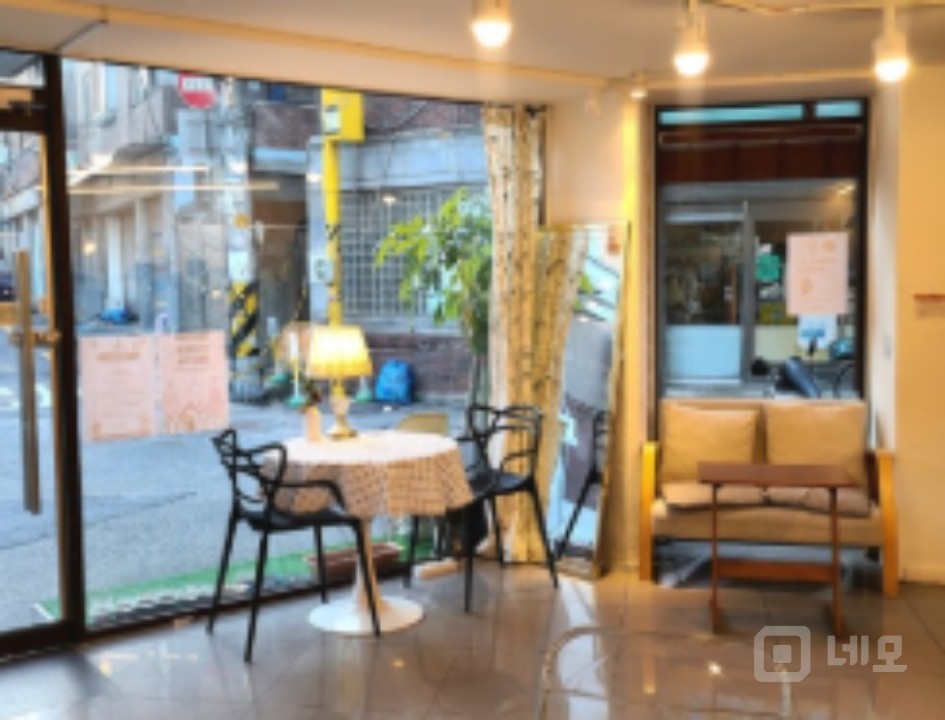 깨끗하고 햇볕잘드는 3면통유리 카페 내놓습니다! 매물의 3번째 사진