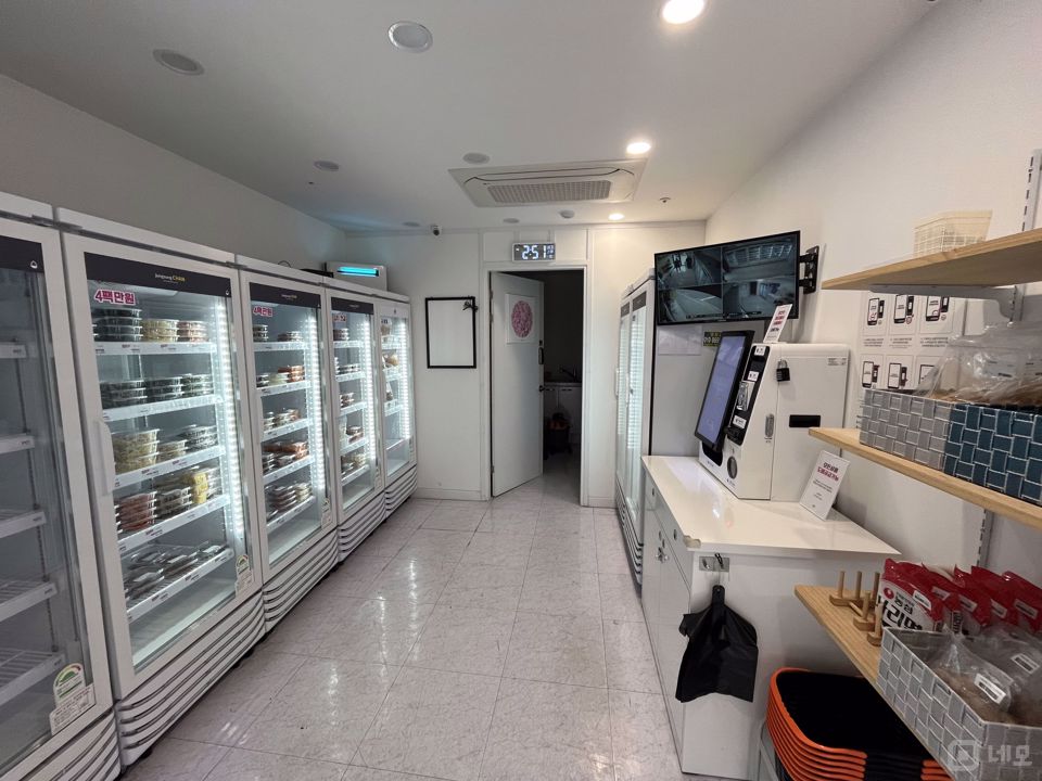 용마산역 부근 역세권 상권, 면목동 도로변 1층 무인반찬가게 매물의 1번째 사진