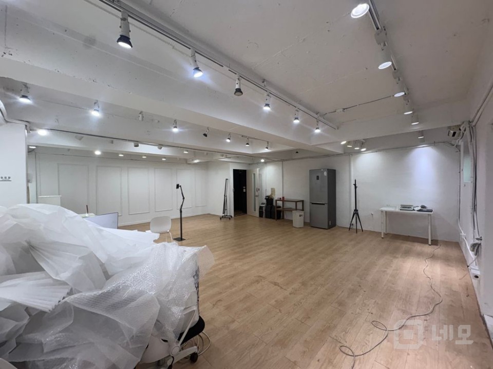 신사역3분 화이트노출천장 레일조명 깔끔가성비사무실 매물의 4번째 사진