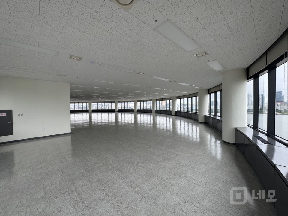 한강뷰 가성비 최고의 사무실 최고층 주차편리 강변북로 앞 매물의 1번째 사진