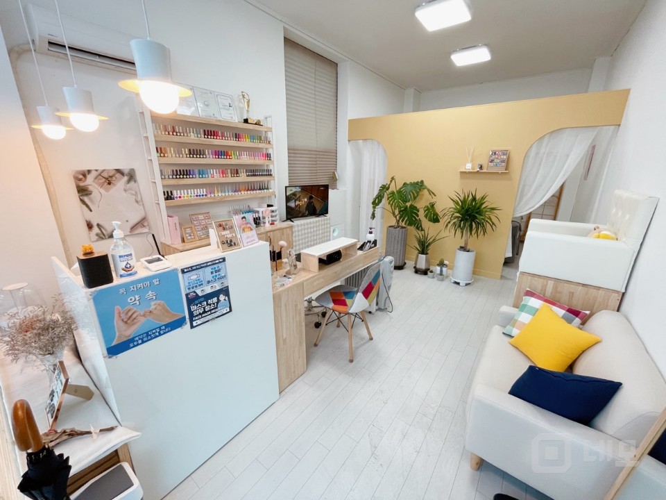 위치좋은 네일샵  시설비있어요  공영주차장마주함  노작 매물의 1번째 사진