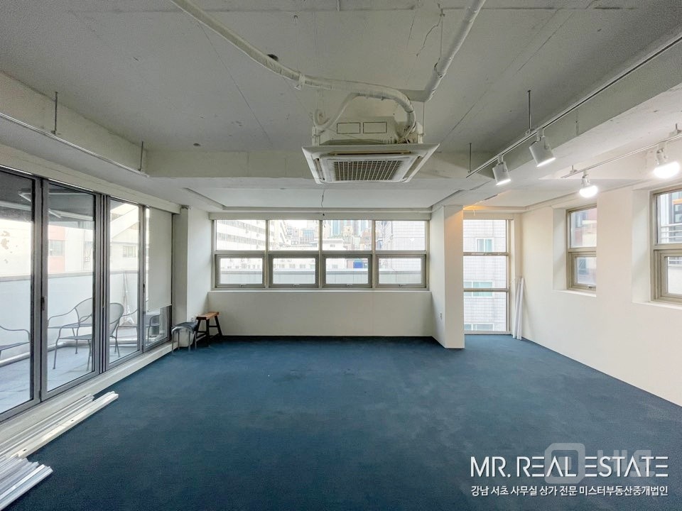 사진有.신사역 8번출구 인근.테라스有.접근성甲 매물의 3번째 사진