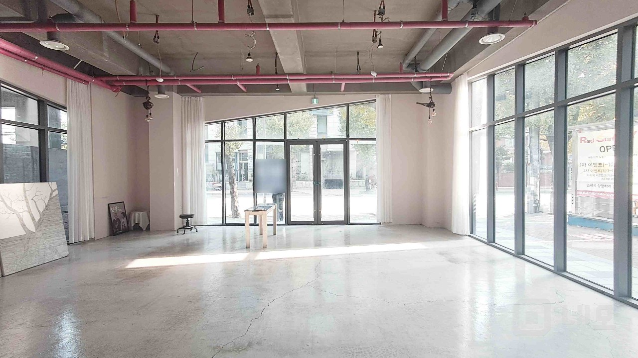 🏢 [홍대입구역 도보권] 1층 신축 상가 — 비음식 업종 전용 공간! 매물의 1번째 사진