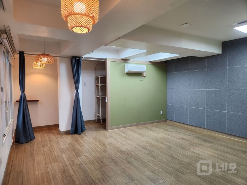 연남동 감성 거리 속 소형 오피스 공간 L 매물의 1번째 사진