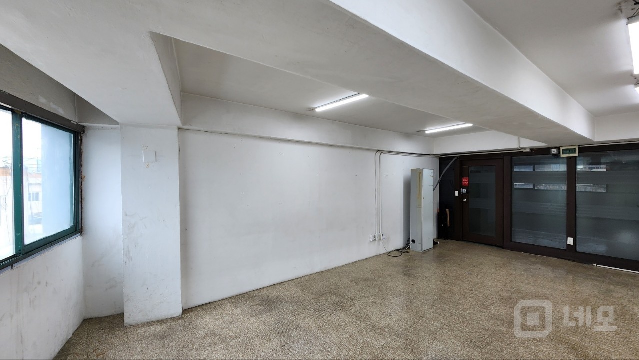 동대문역 인근 엘베O 저렴하고 반듯한 소형 사무실 창고 매물의 5번째 사진