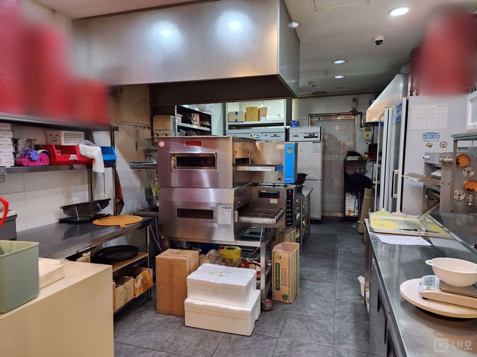 대단지 아파트에 둘러쌓인 중계동 점포 매물의 3번째 사진