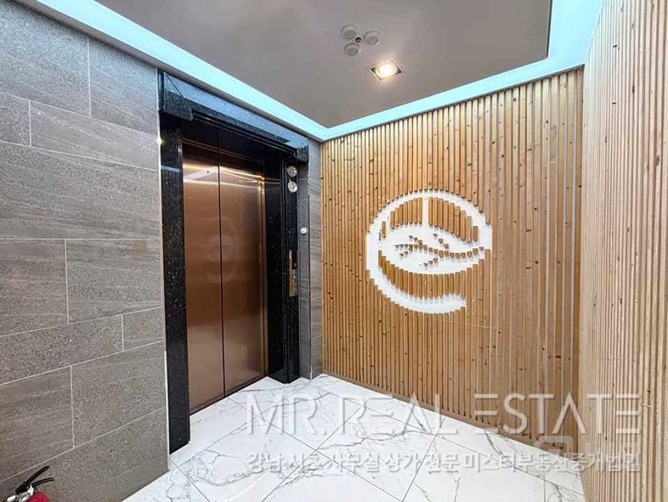 도산대로변건물.고층뷰.교통편우수.내외관컨디션ACE 매물의 14번째 사진