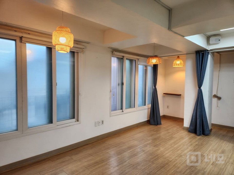 연남동 감성 거리 속 소형 오피스 공간 L 매물의 2번째 사진