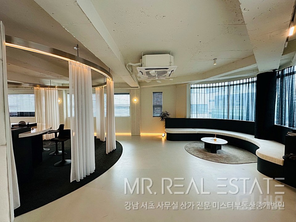 실사진 가로수길인근 코너건물 엘베 A급인테리어 자주식주차 매물의 2번째 사진